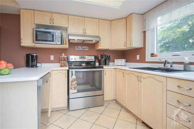 41 Grenadier Way, Townhouse with 3 bedrooms, 3 bathrooms and 4 parking in Ottawa ON | Image 13