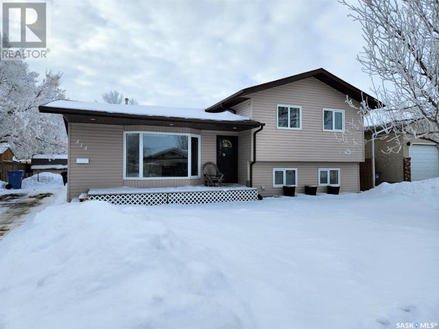 414 Brooks Road, House detached with 4 bedrooms, 2 bathrooms and null parking in Estevan SK | Card Image