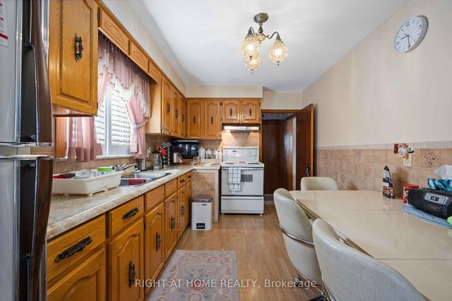 31 Cameo Cres, House semidetached with 3 bedrooms, 2 bathrooms and 4 parking in Toronto ON | Image 2
