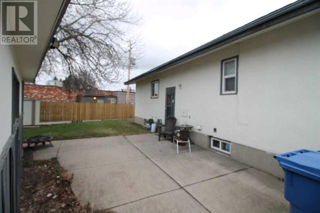 2009 28 Street S, House detached with 5 bedrooms, 3 bathrooms and 4 parking in Lethbridge AB | Image 4