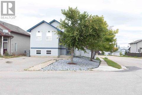 8838 65 Avenue, House detached with 4 bedrooms, 2 bathrooms and 4 parking in Grande Prairie AB | Card Image