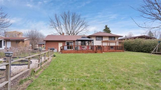 74 Larkspur Cres, House detached with 4 bedrooms, 2 bathrooms and 7 parking in London ON | Image 31
