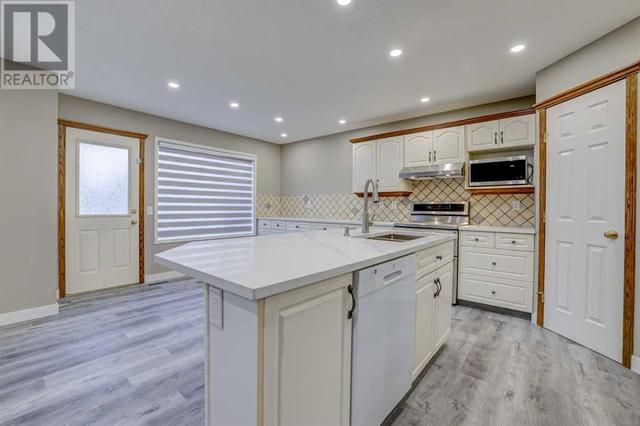 12530 Douglas Woods Road Se, House detached with 5 bedrooms, 3 bathrooms and 2 parking in Calgary AB | Image 14