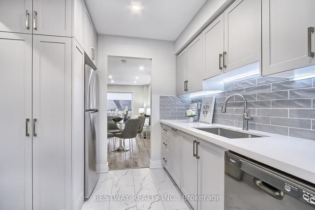 32 Rock Fern Way, Townhouse with 2 bedrooms, 3 bathrooms and 1 parking in Toronto ON | Image 2