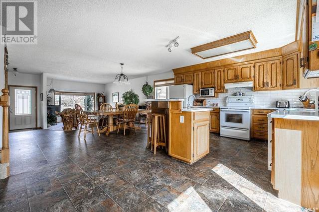 219 Benesh Crescent, House detached with 5 bedrooms, 3 bathrooms and null parking in Saskatoon SK | Image 4