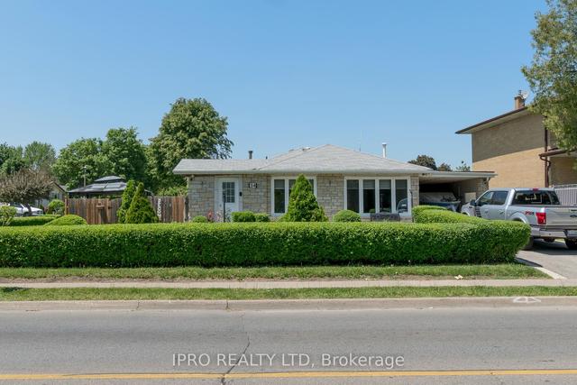 34 Flowertown Ave, House detached with 3 bedrooms, 2 bathrooms and 3 parking in Brampton ON | Image 1