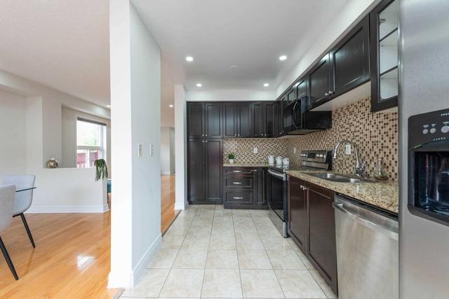 27 Ridgefield Crt, House semidetached with 3 bedrooms, 4 bathrooms and 5 parking in Brampton ON | Image 5