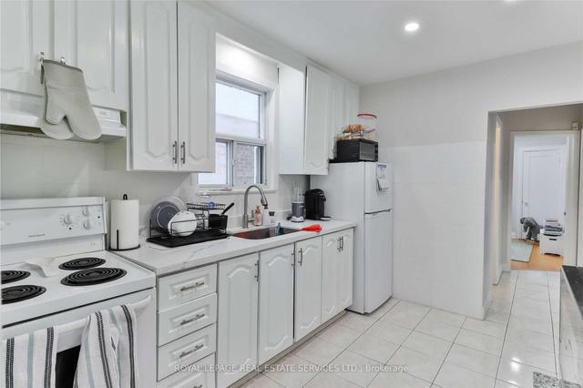 109 Bowie Ave, House detached with 2 bedrooms, 2 bathrooms and 1 parking in Toronto ON | Image 2