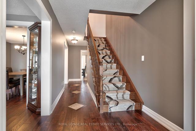 2215 Oakridge Cres, House detached with 4 bedrooms, 3 bathrooms and 5 parking in Burlington ON | Image 36