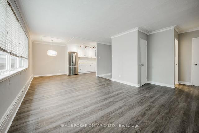 202 - 2052 Courtland Dr, Condo with 2 bedrooms, 1 bathrooms and 1 parking in Burlington ON | Image 3