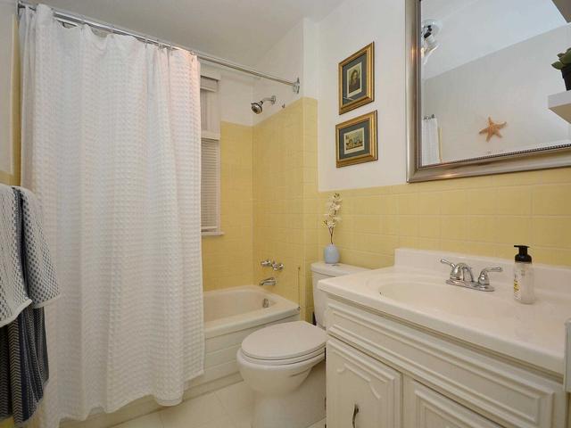 105 Mill St N, House detached with 3 bedrooms, 3 bathrooms and 3 parking in Brampton ON | Image 5