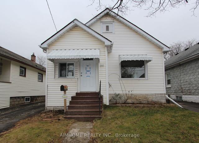210 Lake St, House detached with 2 bedrooms, 1 bathrooms and 4 parking in St. Catharines ON | Image 1
