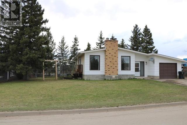 1121 5 Avenue, House detached with 4 bedrooms, 2 bathrooms and 7 parking in Beaverlodge AB | Card Image