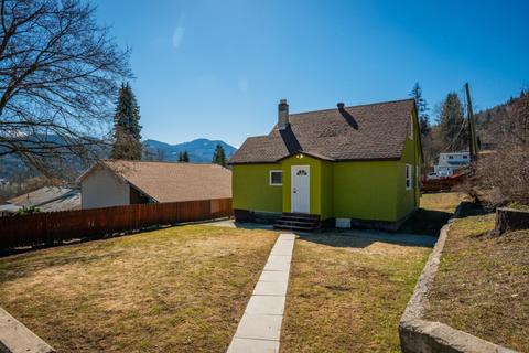 48 Nelson Avenue, House detached with 2 bedrooms, 1 bathrooms and 2 parking in Fruitvale BC | Card Image
