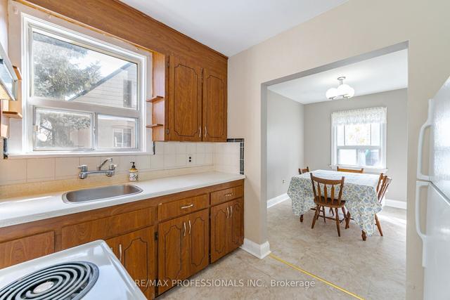 21 Kentroyal Dr, House detached with 3 bedrooms, 2 bathrooms and 5 parking in Toronto ON | Image 4