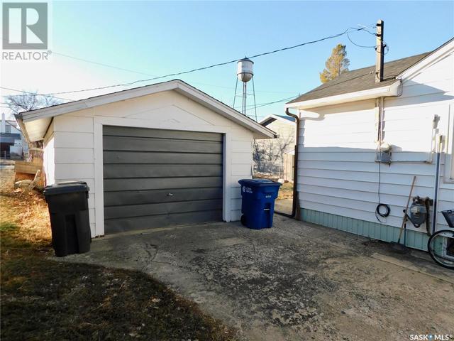 222 2nd Avenue W, House detached with 2 bedrooms, 1 bathrooms and null parking in Gravelbourg SK | Image 2