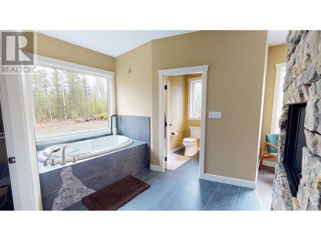 7048 Stockyard Road, House detached with 3 bedrooms, 4 bathrooms and null parking in Cariboo L BC | Image 27
