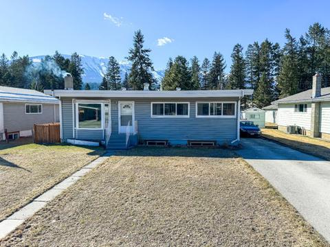 1221 Alexander Drive, House detached with 3 bedrooms, 2 bathrooms and null parking in Golden BC | Card Image