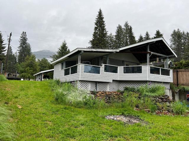 19 Moller Road, House detached with 3 bedrooms, 1 bathrooms and null parking in Kootenay Boundary A BC | Image 1