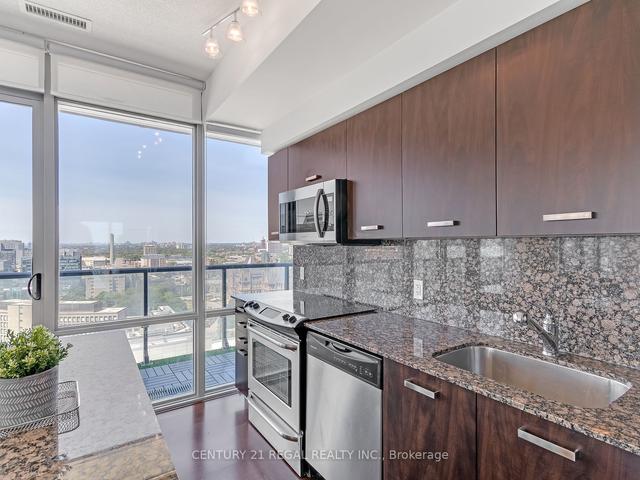 2310 - 832 Bay St, Condo with 3 bedrooms, 2 bathrooms and 1 parking in Toronto ON | Image 4