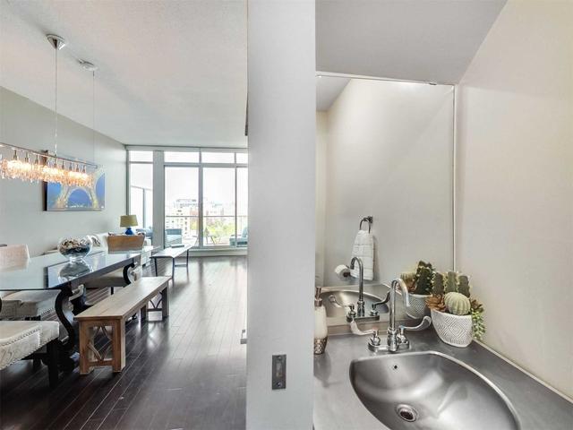 922 - 388 Richmond St W, Condo with 2 bedrooms, 2 bathrooms and 0 parking in Toronto ON | Image 3