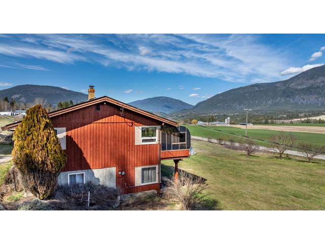 3481 Crestview Road, House detached with 2 bedrooms, 2 bathrooms and null parking in Central Kootenay B BC | Image 35