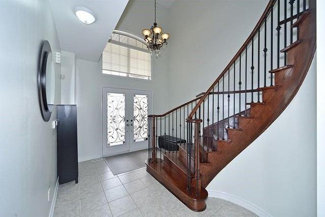 364 Golden Orchard Rd, House detached with 4 bedrooms, 3 bathrooms and 4 parking in Vaughan ON | Image 2