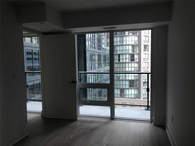 627 - 955 Bay St, Condo with 2 bedrooms, 2 bathrooms and 1 parking in Toronto ON | Image 3