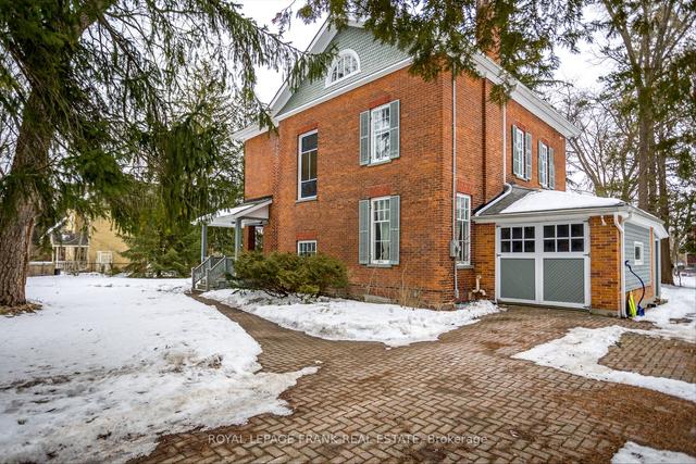 561 King St, House detached with 6 bedrooms, 2 bathrooms and 5 parking in Peterborough ON | Image 1