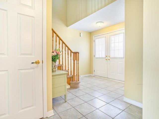 19 Madden Pl, House detached with 3 bedrooms, 3 bathrooms and 3 parking in Clarington ON | Image 2
