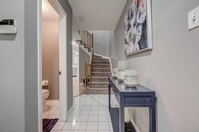 25 Kenwood Dr, Townhouse with 3 bedrooms, 3 bathrooms and 2 parking in Brampton ON | Image 4