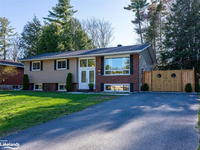 34 Sherwood Drive, House detached with 5 bedrooms, 2 bathrooms and 4 parking in Bracebridge ON | Image 1