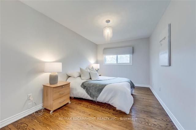 629 Francis Rd, Townhouse with 3 bedrooms, 2 bathrooms and 1 parking in Burlington ON | Image 20