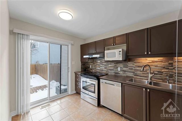 66 Beacon Way, Townhouse with 4 bedrooms, 4 bathrooms and 3 parking in Ottawa ON | Image 8