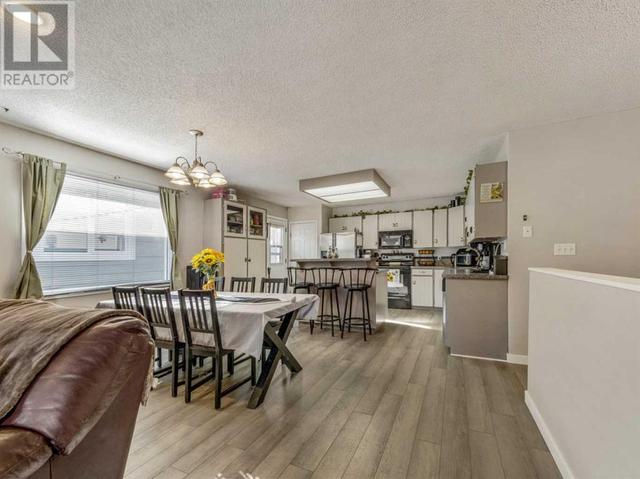 332 Leaside Avenue S, House detached with 5 bedrooms, 3 bathrooms and 3 parking in Lethbridge AB | Image 7