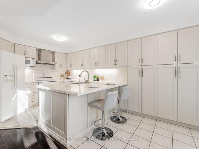 8 Baffin Crt, House attached with 3 bedrooms, 4 bathrooms and 3 parking in Richmond Hill ON | Image 5