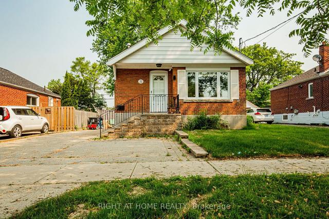 32 Florens Ave, House detached with 2 bedrooms, 2 bathrooms and 4 parking in Toronto ON | Image 1