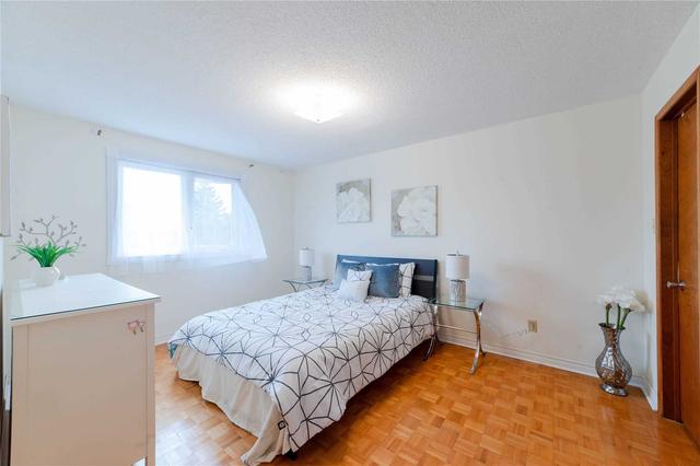 3973 Longo Circ, House detached with 3 bedrooms, 4 bathrooms and 6 parking in Mississauga ON | Image 7