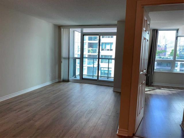 820 - 25 Lower Simcoe St, Condo with 1 bedrooms, 1 bathrooms and 0 parking in Toronto ON | Image 2