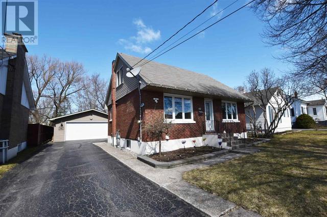 49 Grandview Ave, House detached with 3 bedrooms, 3 bathrooms and null parking in Sault Ste. Marie ON | Image 2