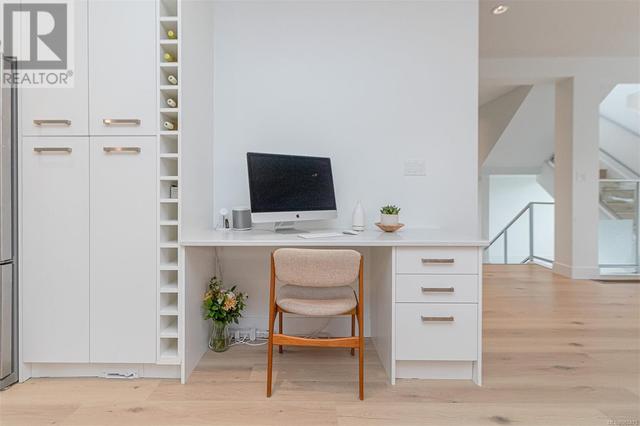 Great Office Nook off Kitchen | Image 23