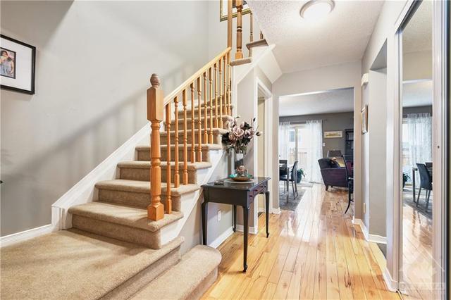 28 Redstone Lane, Townhouse with 3 bedrooms, 2 bathrooms and 2 parking in Ottawa ON | Image 3