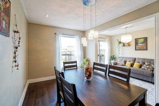 806 Ashprior Ave, House attached with 3 bedrooms, 4 bathrooms and 3 parking in Mississauga ON | Image 2