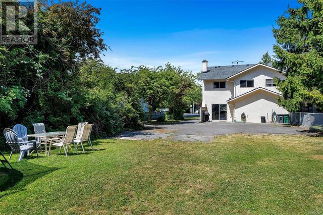 4307 Tyndall Ave, House detached with 3 bedrooms, 2 bathrooms and 2 parking in Saanich BC | Image 5