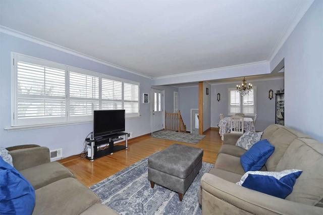 14 Woodridge Crt, House detached with 3 bedrooms, 2 bathrooms and 3 parking in Toronto ON | Image 2