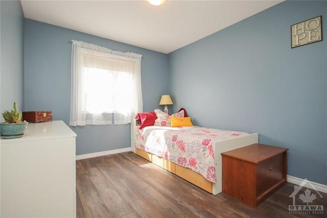 1518 Briarfield Crescent, Townhouse with 3 bedrooms, 2 bathrooms and 3 parking in Ottawa ON | Image 16