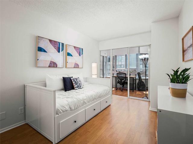 1102 - 717 Bay St, Condo with 2 bedrooms, 2 bathrooms and 1 parking in Toronto ON | Image 14