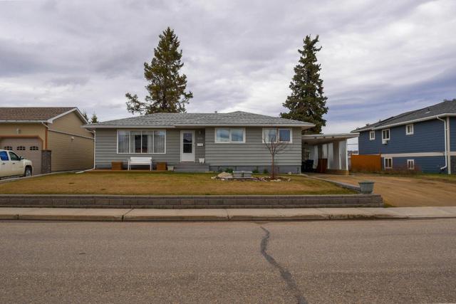 1420 111 Avenue, House detached with 4 bedrooms, 1 bathrooms and 2 parking in Dawson Creek BC | Card Image
