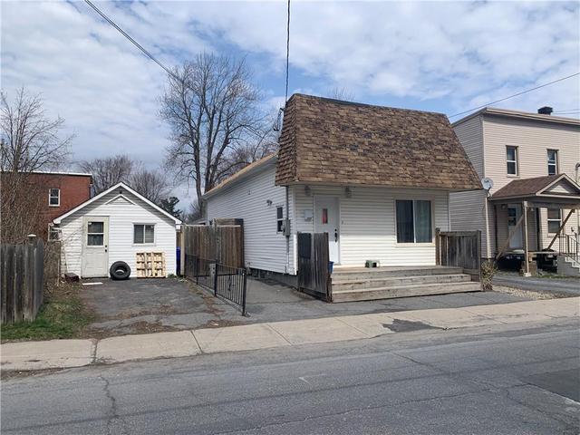 209 Third Street E, House detached with 2 bedrooms, 1 bathrooms and 2 parking in Cornwall ON | Image 2