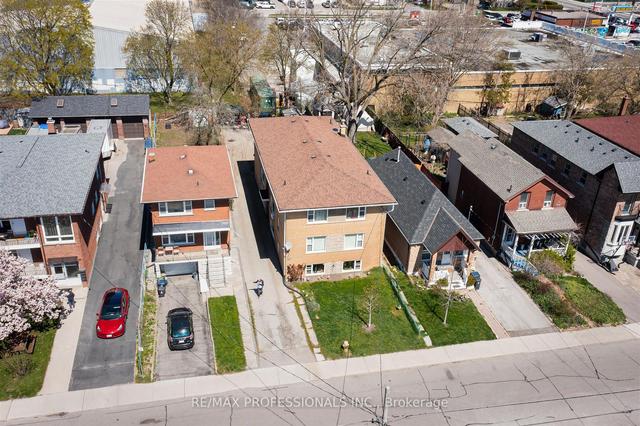 32 Vanevery St, House detached with 8 bedrooms, 6 bathrooms and 6 parking in Toronto ON | Image 5